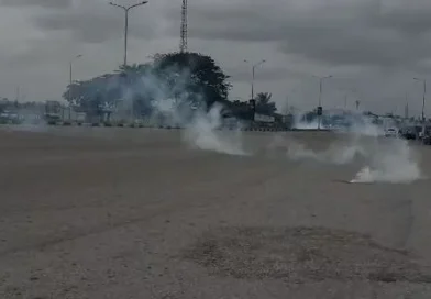 Police fire teargas to disperse #EndSARS memorial at Lekki Toll Gate